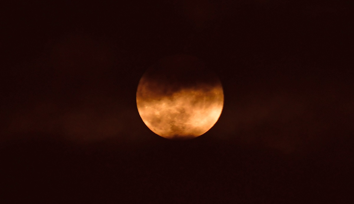 Πανσέληνος Νοεμβρίου: Εικόνες από την μεγαλύτερη έκλειψη σελήνης του αιώνα