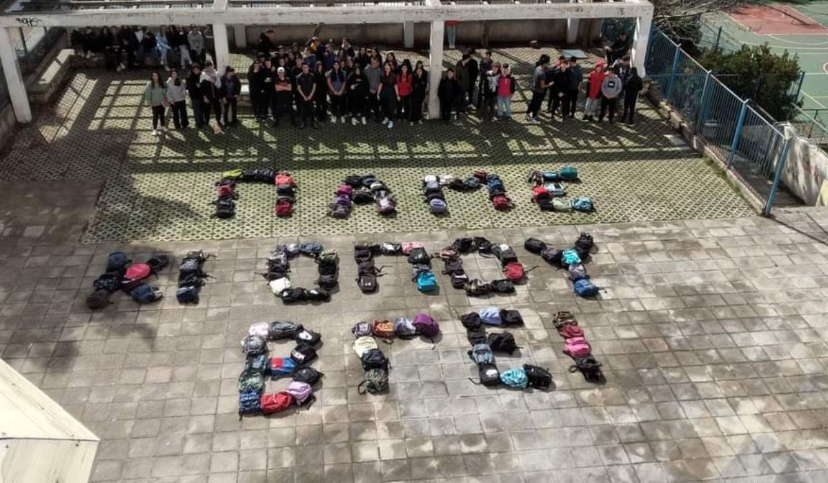 Τέμπη: Νέα κραυγή από τους μαθητές - Σχηματίζουν μηνύματα με τις τσάντες τους