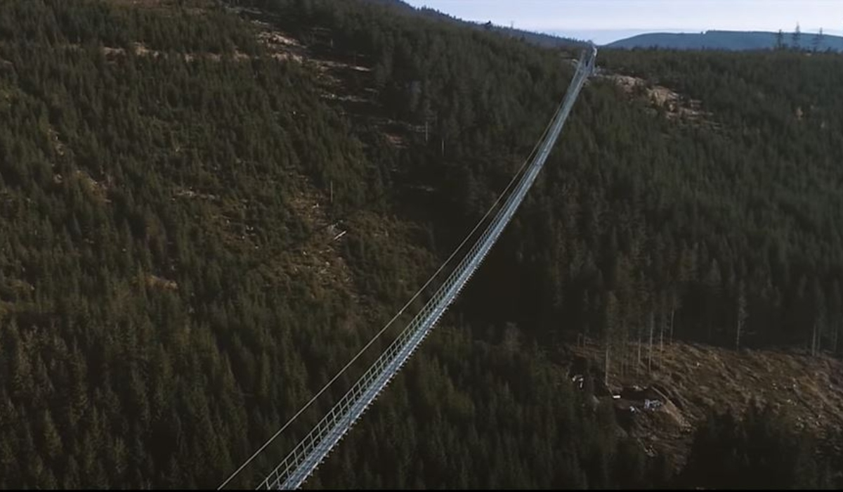 Η πιο μεγάλη κρεμαστή πεζογέφυρα στον κόσμο - Βίντεο που κόβουν την ανάσα