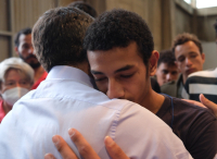 Το καρέ που συγκλονίζει - Ο Αλέξης Τσίπρας αγκαλιά με 15χρονο επιζώντα του ναυαγίου που έχασε τον αδερφό του