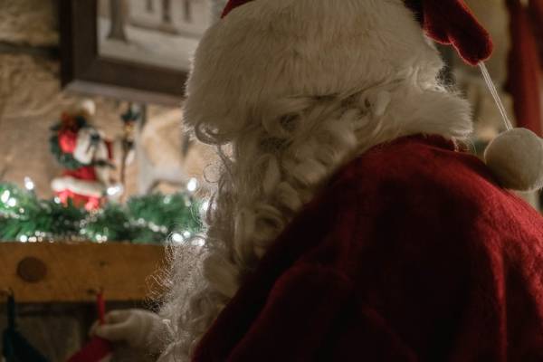 «Άγιος Βασίλης» έστειλε επιταγές σε 400 φτωχά νοικοκυριά - Άγνωστη η ταυτότητά του