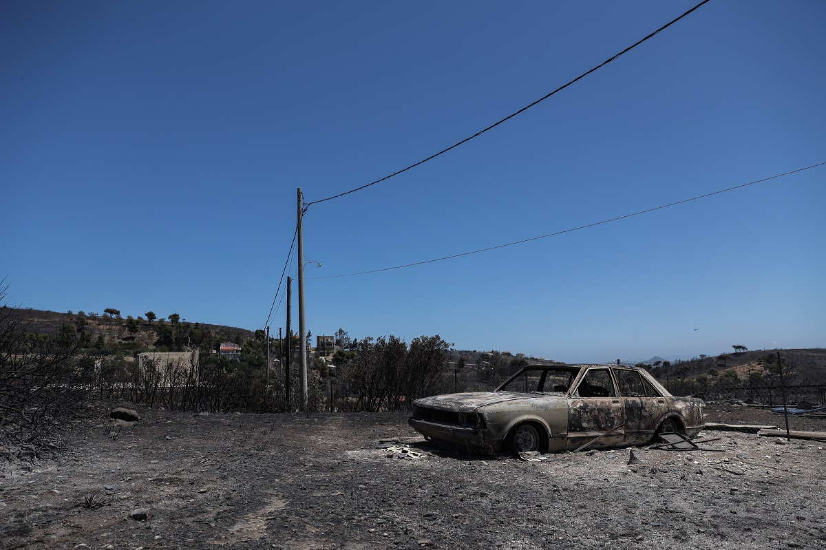 Εικόνες καταστροφής από τη φωτιά στην Αττική, φόβοι για αναζωπυρώσεις - LIVE οι εξελίξεις