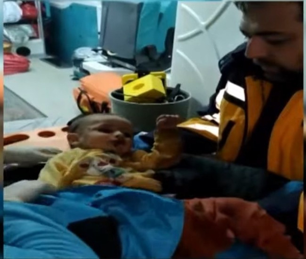 Σεισμός στην Τουρκία: Βρέθηκε ζωντανό ένα αγοράκι 7 μηνών ύστερα από 140 ώρες (Βίντεο)