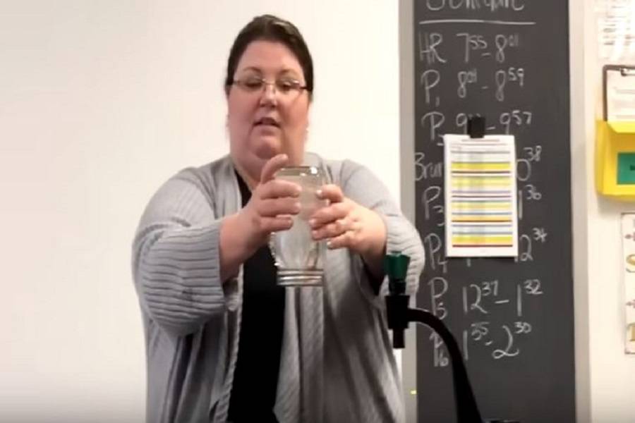 Τα πειράματα αυτής της Καθηγήτριας φυσικής αφήνουν άφωνους τους μαθητές