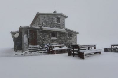 Χιονίζει στον Όλυμπο: Χειμωνιάτικο σκηνικό από τα ξημερώματα