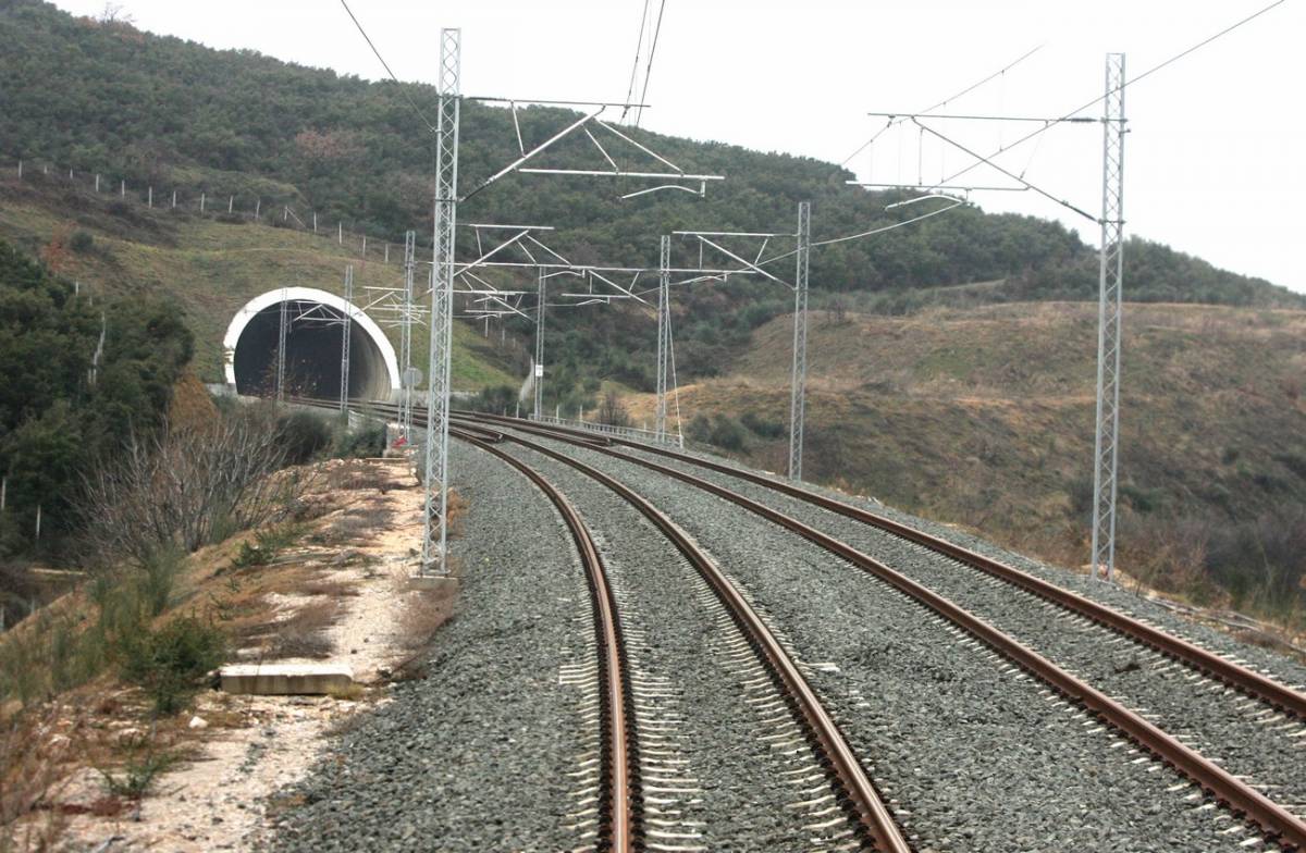 Σύγκρουση τρένου με ΙΧ στη γραμμή Λάρισα-Βόλος