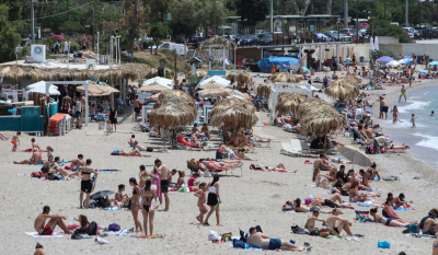 Όπου φύγει-φύγει οι Αθηναίοι: Στις παραλίες από νωρίς το πρωί για να ξεφύγουν από τον καύσωνα