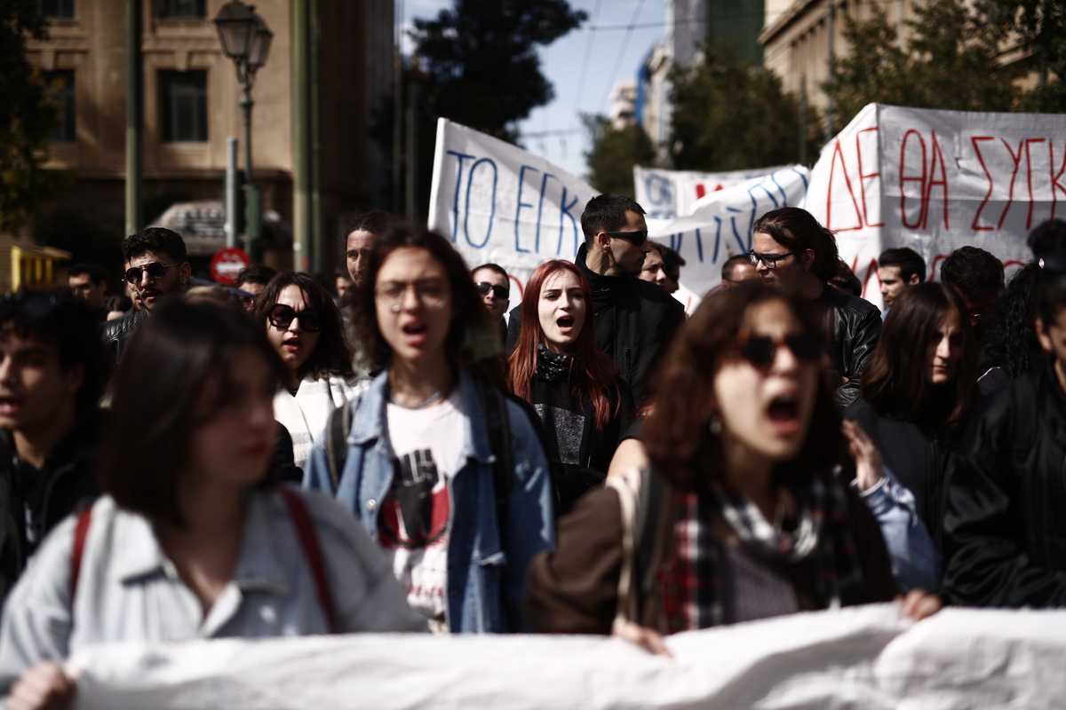 Ξανά στους δρόμους οι φοιτητές σε Αθήνα - Θεσσαλονίκη: Οργή για τα Τέμπη