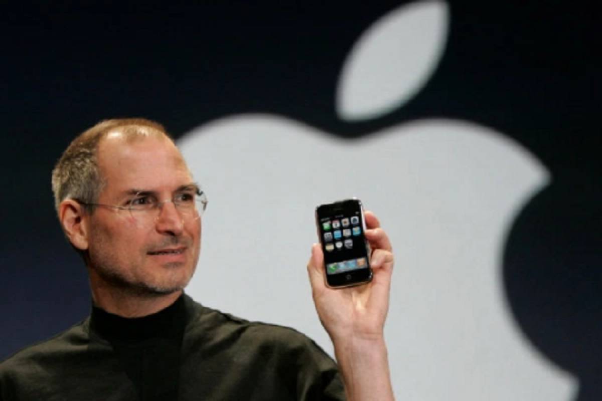Ζει ο Steve Jobs; Η φωτογραφία που έχει προκαλέσει χιλιάδες θεωρίες
