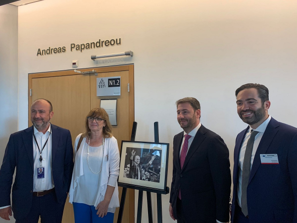 Εγκαινιάστηκε η αίθουσα «Ανδρέας Παπανδρέου» στο Ευρωπαϊκό Κοινοβούλιο