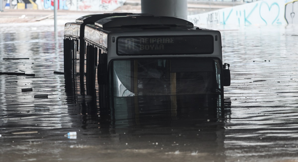 Δραματικές εικόνες: Πώς βγήκαν οι πολίτες από το λεωφορείο που βούλιαξε στις λάσπες κάτω από γέφυρα στην Ποσειδώνος