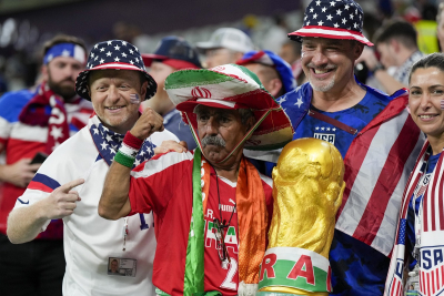 Μουντιάλ 2022: Φίλαθλοι των ΗΠΑ και του Ιράν αγκαλιασμένοι στις κερκίδες - Δείτε φωτογραφίες