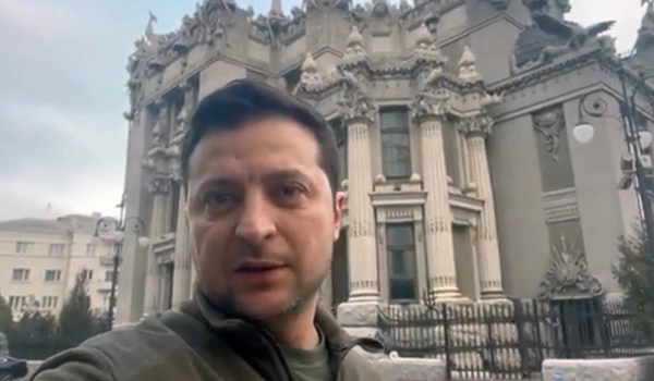 Ζελένσκι: Fake news ότι καταθέτουμε τα όπλα – Θα υπερασπιστούμε την Ουκρανία