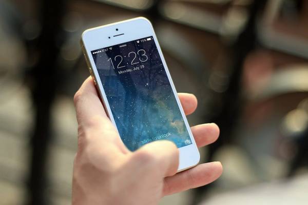 Κορονοϊός: Πώς και γιατί πρέπει να καθαρίσετε το smartphone σας