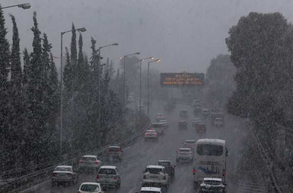 Εθνική Αθηνών - Λαμίας: Μάχη με τον χιονιά, χωριά χωρίς ρεύμα στη Λοκρίδα