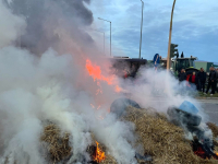 Νέα μπλόκα και φωτιές από τους αγρότες - Μεγάλες κινητοποιήσεις σε Πλατύκαμπο, Στεφανοβικείο, Καρδίτσα και Κάστρο