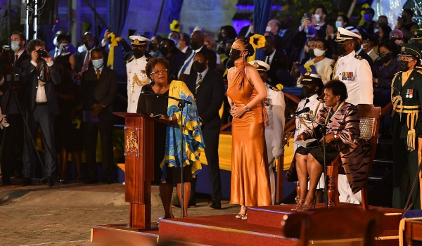 Μπαρμπέιντος: Αποκόβονται από τη βασίλισσα και ανακηρύσσουν ως «Εθνική Ηρωίδα» τη… Ριάνα