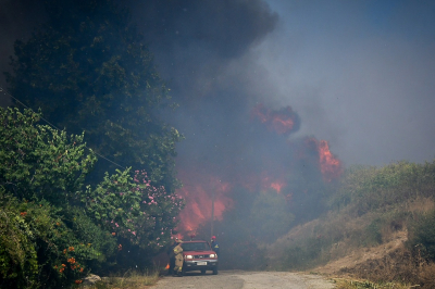 Φωτιά στην Αχαΐα: Εκκενώνονται κι άλλα χωριά - Μάχη με τις φλόγες (Βίντεο)