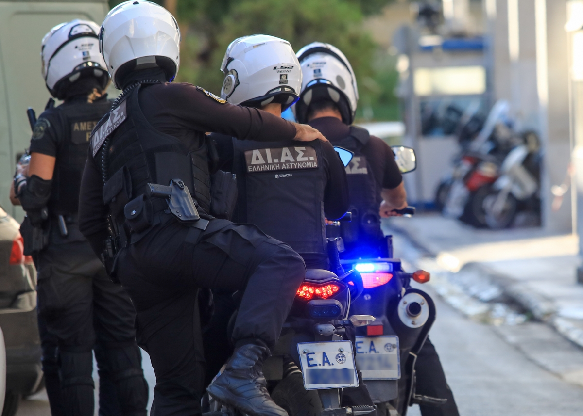 Αντιδήμαρχος βορείων προαστίων επιτέθηκε σε αστυνομικούς της ομάδας ΔΙΑΣ