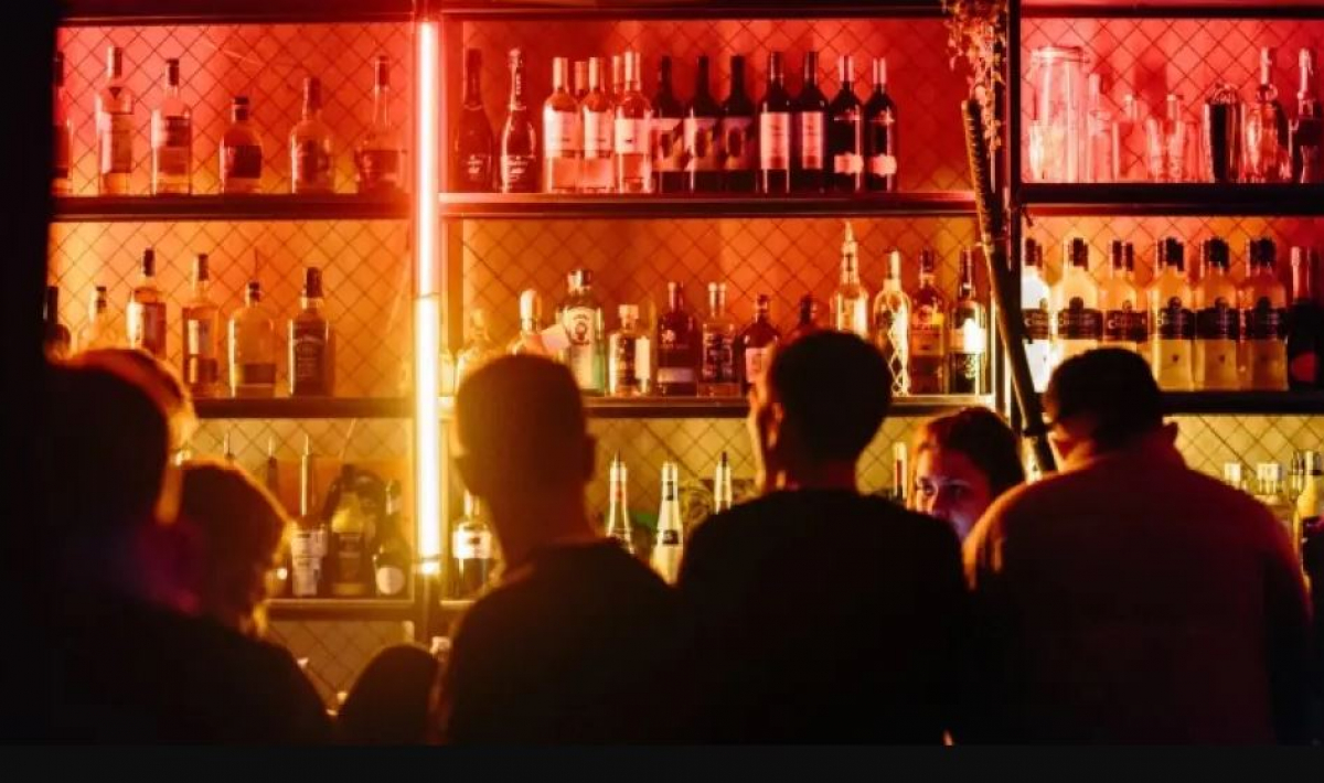 Χανιά: Ιδιοκτήτρια μπαρ μαχαίρωσε 23χρονο πελάτη μετά από καυγά