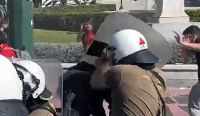 ΕΔΕ για τον αστυνομικό που χτύπησε με την ασπίδα διαδηλώτρια στα Προπύλαια