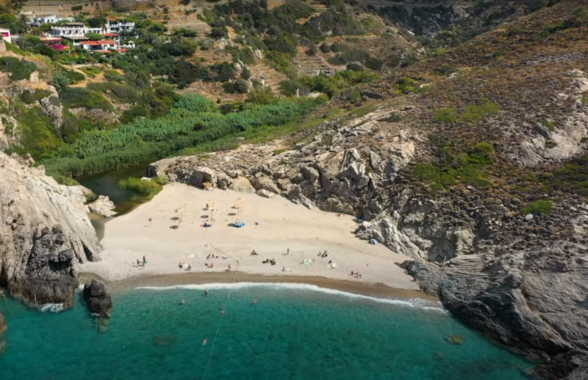 Η πιο επικίνδυνη παραλία της Ελλάδας - Διαθέτει σχοινί ασφαλείας (Βίντεο Drone)