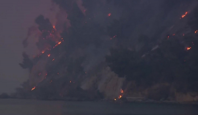 Φωτιά στην Εύβοια: Στη θάλασσα οι φλόγες - Εικόνες Αποκάλυψης στο Αγριοβότανο