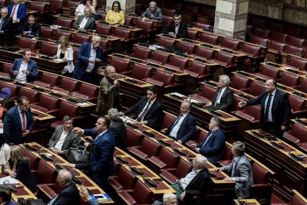 Χαμός στη Βουλή: Ντροπή σας, εγκαταλείψτε αμέσως την αίθουσα