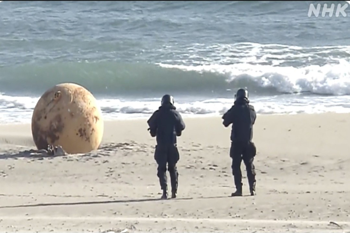 Godzilla egg: Απομακρύνθηκε από την παραλία της Ιαπωνίας η μυστηριώδης μεταλλική μπάλα