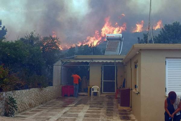 Ανεξέλεγκτη η φωτιά στη Ζάκυνθο-Κάηκε κατοικία