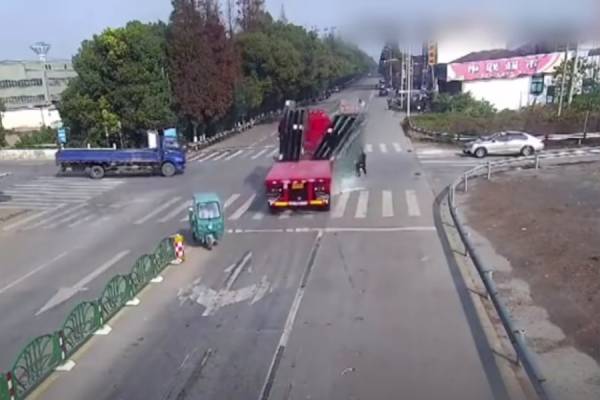Κίνα: Σοκαριστικό ατύχημα: Γυάλινα πάνελ καταπλακώνουν οδηγό μηχανής (Βίντεο)