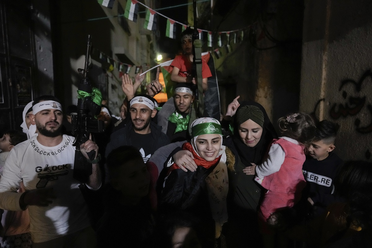 Η άλλη πλευρά: Οι Παλαιστίνιοι γιορτάζουν για την απελευθέρωση των δικών τους «ομήρων» (βίντεο, εικόνες)