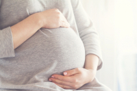 Επίδομα μητρότητας: Επεκτείνεται από έξι σε εννιά μήνες στον ιδιωτικό τομέα