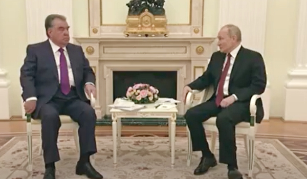 Πούτιν: Νέο βίντεο που εγείρει αμφιβολίες για την υγεία του