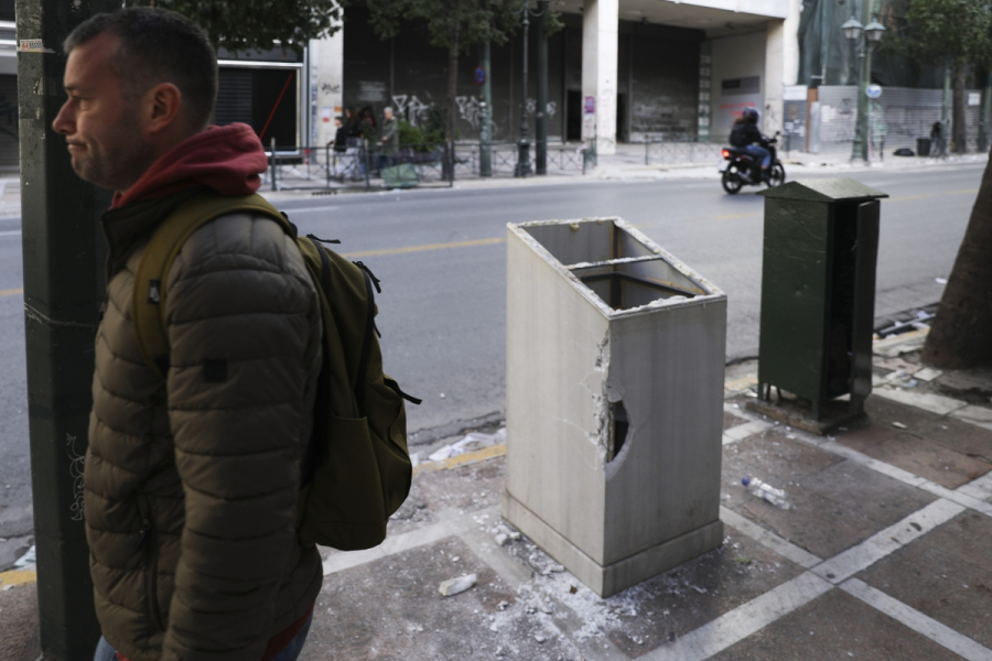 Επεισόδια στην Αθήνα: Έσπασαν το μνημείο για τα θύματα της Marfin