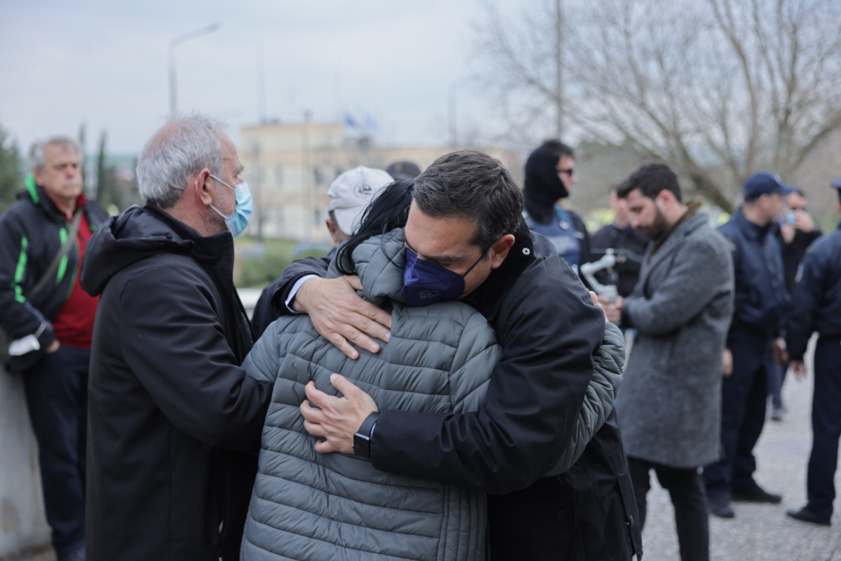Τέμπη: Αγκαλιές και δάκρυα - Συγκλονιστικές στιγμές όταν ο Τσίπρας βρέθηκε με τους συγγενείς των θυμάτων (Εικόνες - Βίντεο)
