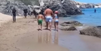 Ρόδος: Δείτε βίντεο με τη στιγμή που μετανάστες φτάνουν σε παραλία με λουόμενους