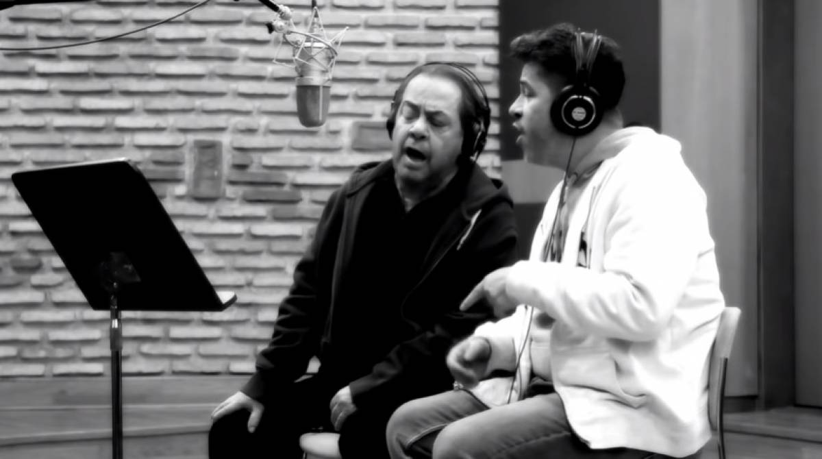 Ο Γιάννης Πάριος τραγουδά ξανά μαζί με το γιο του (βίντεο)
