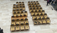Θεσσαλονίκη: 57 άδειες καρέκλες στο Δικαστικό Μέγαρο - Σιωπηρή διαμαρτυρία δικηγόρων στη μνήμη των θυμάτων στα Τέμπη