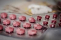 Έγκριση για το χάπι κατά του κορoνοϊού ζήτησε η Merck στις ΗΠΑ