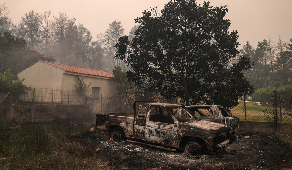 Φωτιά στην Εύβοια: Η φωτιά στο Πευκί έσβησε στη θάλασσα - Οι κάτοικοι έσωσαν χωριά
