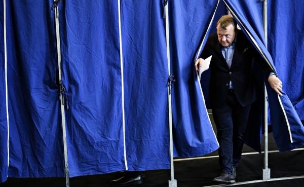 Ο Δανός πρωθυπουργός ψήφισε...τον γιο του