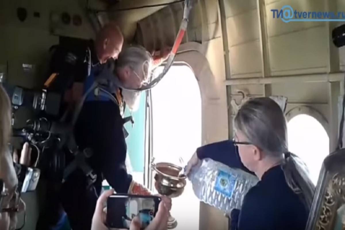 Ιερείς στη Ρωσία πετούσαν αγίασμα από αεροπλάνο για να σώσουν τον κόσμο από το σεξ