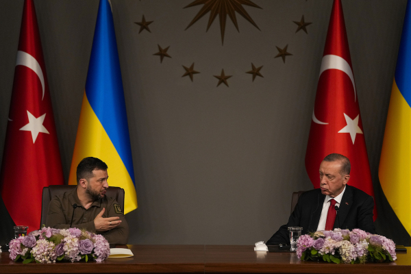 O Ερντογάν συναντά τον Ζελένσκι, ο Πούτιν τον επόμενο μήνα στην Τουρκία