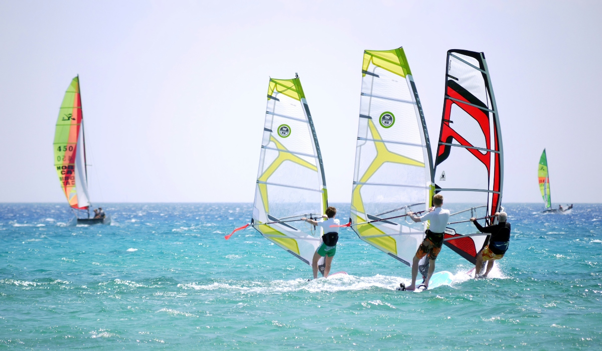 Το ελληνικό νησί «έκπληξη» που επιλέγουν οι Ολλανδοί για windsurfing και καταδύσεις