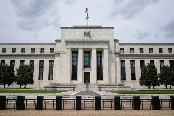 Fed: Διατήρησε αμετάβλητα τα επιτόκια - Προς δύο νέες αυξήσεις μέχρι το τέλος του έτους
