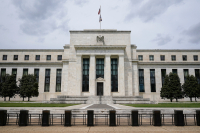 Fed: Διατήρησε αμετάβλητα τα επιτόκια - Προς δύο νέες αυξήσεις μέχρι το τέλος του έτους