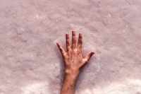 Προσοχή στα χέρια: Το σημάδι που δείχνει ότι πρέπει να μειώσετε το αλάτι