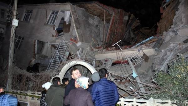 Σεισμός στην Τουρκία: Στους 14 οι νεκροί, ξεπερνούν τους 300 οι τραυματίες