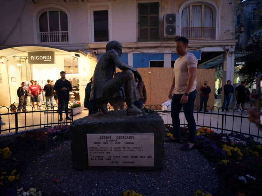 Στο μνημείο του Κώστα Γεωργάκη ο Κασσελάκης – «Για κάποιους η Ιστορία τελειώνει το 1940»